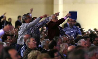 Varios accionistas increpan a Joan Collet en la última Junta.