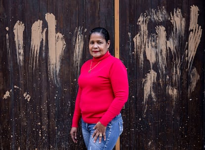 La colombiana Nelly Núñez, delante de la puerta de la casa en la que vive en Albal (Valencia), este martes.