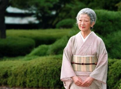 La emperatriz japonesa Michiko ha cumplido75 años con un mensaje de apoyo a los afectados por la crisis financiera y con la esperanza de un mundo sin armas nucleares. Nacida en 1934 en una rica familia de industriales de Tokio, Michiko marcó muchos hitos en el seno de la Casa Imperial: además de ser la primera emperatriz plebeya, tenía una educación cristiana y no sintoísta; crió ella misma a sus hijos, y ha sido la emperatriz con más apariciones públicas en la historia de Japón.