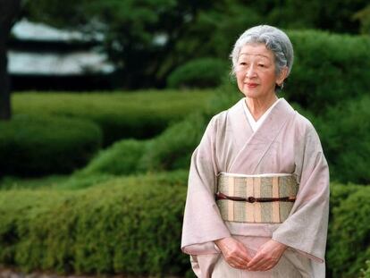 La emperatriz japonesa Michiko ha cumplido75 años con un mensaje de apoyo a los afectados por la crisis financiera y con la esperanza de un mundo sin armas nucleares. Nacida en 1934 en una rica familia de industriales de Tokio, Michiko marcó muchos hitos en el seno de la Casa Imperial: además de ser la primera emperatriz plebeya, tenía una educación cristiana y no sintoísta; crió ella misma a sus hijos, y ha sido la emperatriz con más apariciones públicas en la historia de Japón.