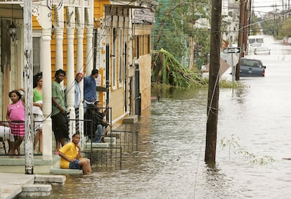 La imagen pertenece al barrio de Treme en Nueva Orleans, punto neurálgico del jazz y de la cultura afroamericana devastado tras el paso del huracán Katrina en 2005. Han transcurrido poco más de doce años desde esta catástrofe que se llevó la vida de al menos 1.200 personas (según el Centro Nacional de Huracanes de EE UU). Sin embargo, nuestra forma de movernos, de informarnos y de comunicarnos ha cambiado drásticamente. Los medios de comunicación tradicionales y la mensajería de texto fueron los canales informativos principales para los afectados en este desastre natural. La prensa en internet cobró un protagonismo mayor con este suceso pero muy alejado del actual. Facebook era apenas un proyecto recién nacido y Twitter se fundó un año después.