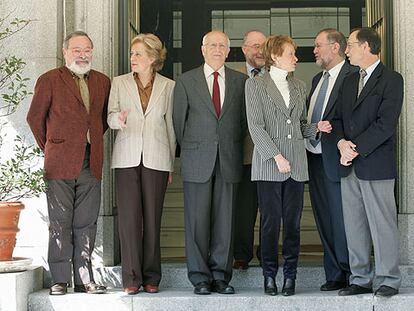 De izquierda a derecha, Fernando Savater, Victoria Camps, Emilio Lledó, Miguel Ángel Arnedo, María Teresa Fernández de la Vega, Fernando González Urbaneja y Enrique Bustamante, en el palacio de la Moncloa.