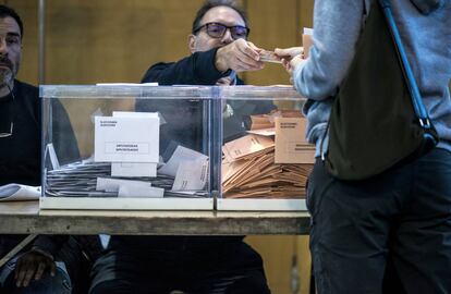 Una mujer introduce su voto en un centro electoral de Girona el 10-N.
