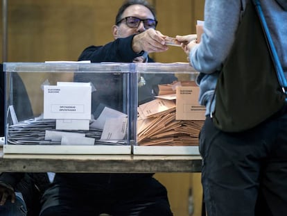 Una mujer introduce su voto en un centro electoral de Girona el 10-N.
