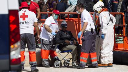 Voluntarios de Cruz Roja atienden en Málaga a los inmigrantes rescatados el pasado martes.