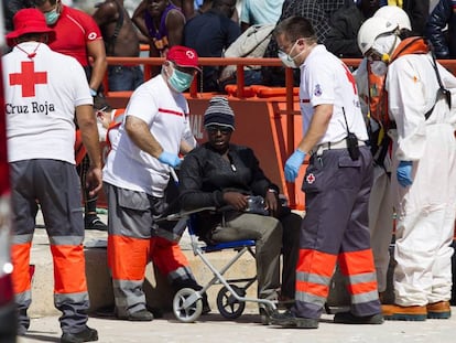 Voluntarios de Cruz Roja atienden en Málaga a los inmigrantes rescatados el pasado martes.