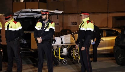 Los servicios funerarios sacan uno de los cad&aacute;veres de Badia del Vall&egrave;s.