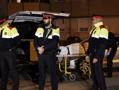 Els serveis funeraris treuen un dels cadàvers de Badia del Vallès.