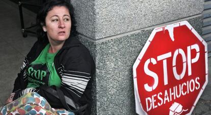 Mujer cuyo desahucio fue cancelado por la presi&oacute;n vecinal en Moncada (Barcelona) en junio de 2011.