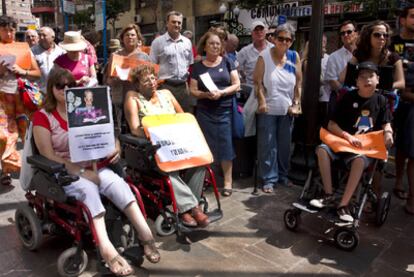 Participantes en la protesta convocada por la Plataforma en Defensa de la Ley de Dependencia, ayer, en Alicante.