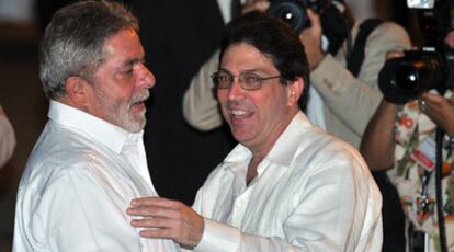 El ministro cubano de Relaciones Exteriores, Bruno Rodríguez, recibe al presidente de Brasil, Luiz Inácio Lula da Silva, a su llegada a La Habana