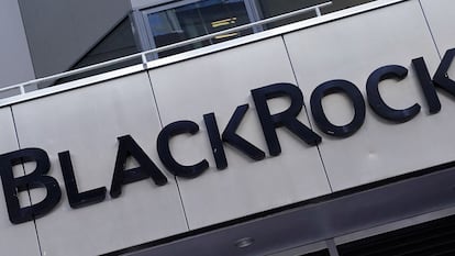 The BlackRock logo is pictured outside their headquarters in the Manhattan borough of New York City, New York, on May 25, 2021.