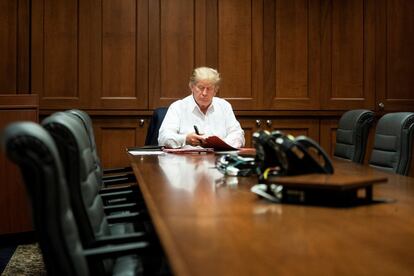 El presidente de los Estados Unidos, Donald Trump, trabaja en la 'suite' presidencial del hospital militar Walter Reed de Bethesda, Maryland, el pasado 3 de octubre tras ser ingresado por su contagio de la covid-19.