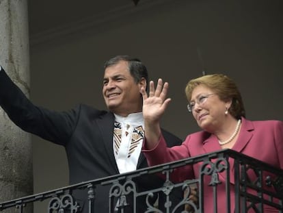 Correa y Bachelet en el balcón presidencial de Quito.