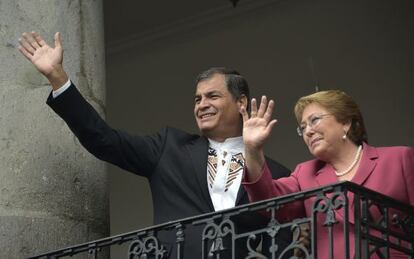 Correa y Bachelet en el balcón presidencial de Quito.