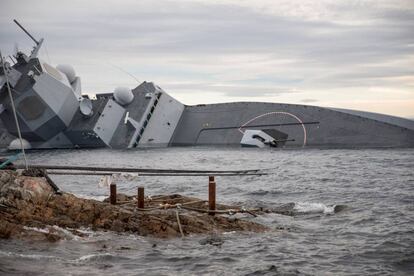 La fragata noruega 'KNM Helge Ingstad', tras colisionar con un petrolero al norte de Bergen.