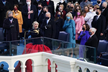 La cantante Lady Gaga entona el himno de EE UU, en una ceremonia marcada por las medidas preventivas anti Covid. 