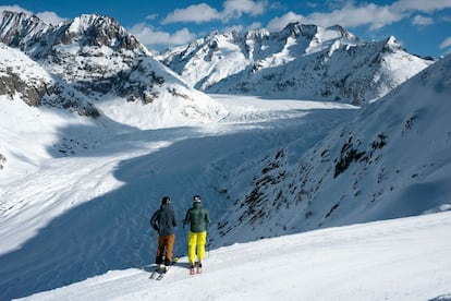 Dos esquiadores observando el paisaje que ofrece una de las pistas de la estación suiza de Aletsch Arena.