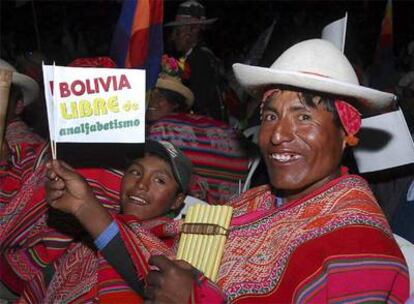 Indígenas celebran la proclamación de la erradicación del analfabetismo en Bolivia durante un acto público en Cochabamba.