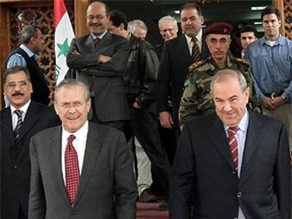 Donald Rumsfeld (izquierda) y Ayad Alaui, primer ministro iraquí, en Bagdad.