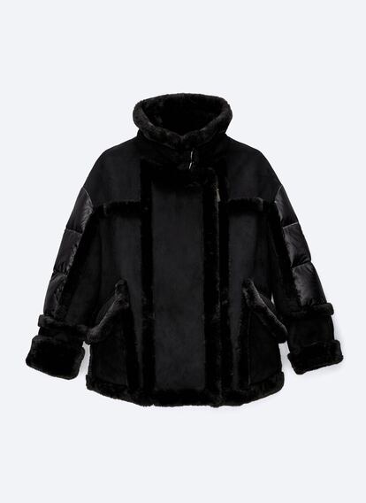 Parca corta combinada (199 €) de Uterqüe.