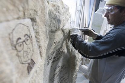 El escultor Rosendo González ultima en su taller el monumento que recordará desde el viernes en la Media Lúa de Tui a Faustino Rey.