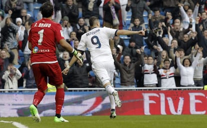 Karim Benzema celebra la consecución del primer gol de su equipo
