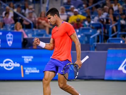 Carlos Alcaraz celebra un punto esta madrugada ante Marin Cilic.