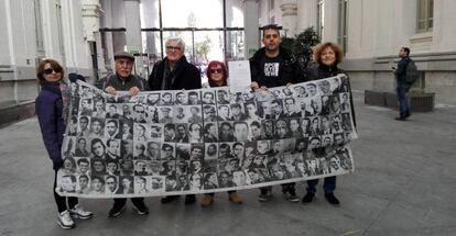 Historical memory groups deliver a letter against the transfer of Franco’s remains to La Almudena.