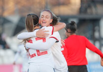 Alexia Putellas celebra haber marcado el primer gol de España contra Ucrania en la clasificación para el mundial femenino.