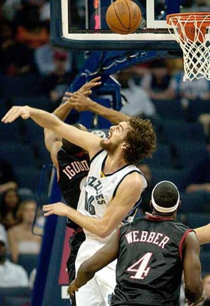 El español de los Grizzlies Pau Gasol bloquea la anotación de Andre Iguodala, de los 76ers, durante el partido jugado este domingo en Memphis.