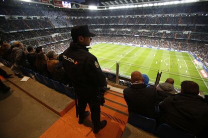 Seguridad en el partido de alto riesgo entre el Real Madrid y el Barcelona en el estadio Santiago Bernabeu de Madrid