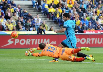 Luis Su&aacute;rez bate a Javi Varas.