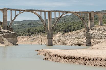 Los bajos niveles de agua son visibles a orillas del embalse de Entrepeñas.