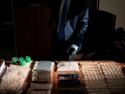 Drogas incautadas en el territorio kurdo del norte de Iraq. Además del captagon, el tráfico de drogas en esta zona es muy variado: cocaína, heroína y metanfetamina cristalina. En los últimos años, el Kurdistán se ha convertido en un importante cruce de caminos para el tráfico de drogas en Oriente Medio. Erbil, Iraq, 1 de diciembre de 2024.