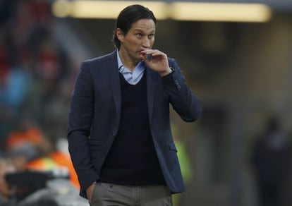 Roger Schmidt durante el partido que su equipo perdi&oacute; con el Wolfsburgo.  