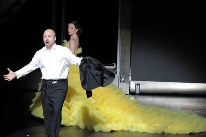 El emperador Claudio (Gianlucca Buratto) y la cortesana Popea (Elsa Benoit) en el tercer acto de 'Agrippina'.