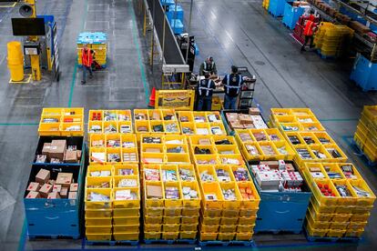 Trabajadores durante el Cyber Monday en el centro de cumplimiento de Amazon en Robbinsville Township, (EE UU)