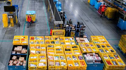 Trabajadores durante el Cyber Monday en el centro de cumplimiento de Amazon en Robbinsville Township, (EE UU)