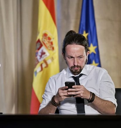 "Entre la ola de calor y que mis hijos me tiran del pelo... tocaba nuevo look?", ha escrito en el post de Instagram. Su corte de pelo, con la coleta mucho más corta y moño, es un clásico man bun, un recogido masculino al que recurren muchos hombres con el pelo largo. En Hollywood esta tendencia pegó muy fuerte hace unos años y algunos de los actores más importantes de la industria se pasearon por las alfombras rojas de todo el mundo con este peinado. En el caso de Pablo Iglesias se puede interpretar como un peinado más pulcro y acorde con su nueva posición de vicepresidente. Iglesias hasta el momento lucía la misma coleta larga con la que salió del anonimato al dirigir un partido político emergente. Esta nueva opción, más ordenada y pulida, va más en sintonía con su nueva posición en el Gobierno. Sigue simbolizando la fuerza del pelo largo pero con la modernidad de adoptar un peinado tradicionalmente femenino.