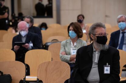 El exdirector de Sdae (filial digital de la Sociedad General de Autores, SGAE), José Luis Rodríguez Neri (en primer plano), y Eduardo Bautista (izquierda), al inicio de la vista en la Audiencia Nacional en San Fernando de Henares este lunes. 