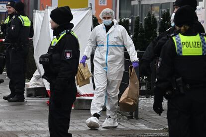 Un agente de la policía forense recoge pruebas en el lugar del tiroteo en Hamburgo, este viernes.  