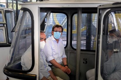 El alcalde de Madrid, José Luis Martínez-Almeida, y el jefe del área de Movilidad, Borja Carabante, en el Teleférico de Madrid.