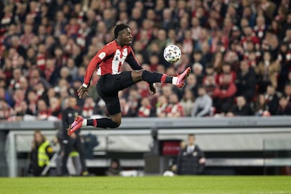 Iñaki Williams controla el balón de forma acrobática durante un partido del Athletic.