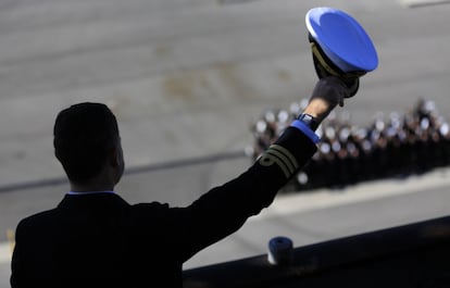 El príncipe Felipe saluda desde el portaaviones 'Príncipe de Asturias'.