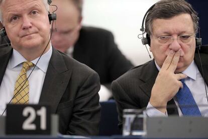 El presidente de la Comisión Europea Jose Manuel Durao Barroso (derecha) y el comisario Olli Rehn