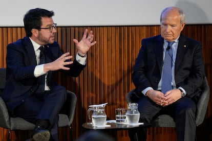 Los expresidentes de la Generalitat Pere Aragonès y José Montilla (d) durante el debate sobre el futuro de Cataluña en el Colegio de Economistas, en el que también ha participado el expresidente Artur Mas.