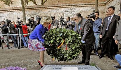 Esperanza Aguirre, en la ofrenda floral a los héroes del 2 de mayo.
