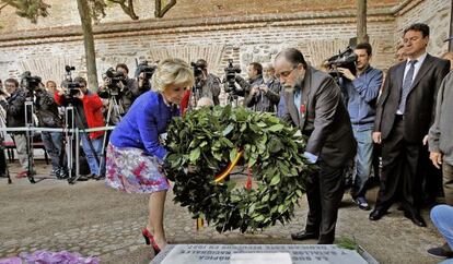 Esperanza Aguirre, en la ofrenda floral a los h&eacute;roes del 2 de mayo.