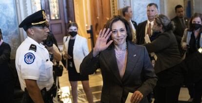 Kamala Harris, vicepresidenta de EE UU, tras la aprobación en el Senado de la Ley de Reducción de la Inflación. 